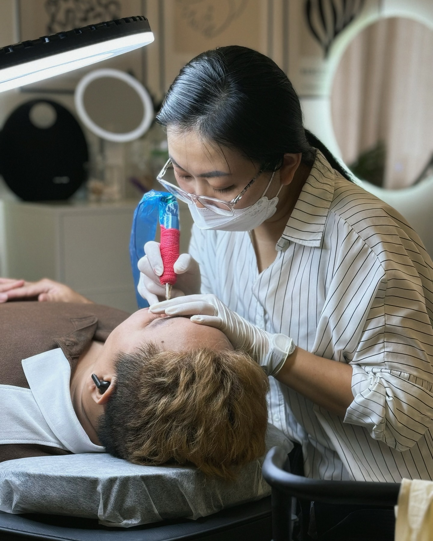 Học viên thực hành từng bước, từng kỹ thuật dưới sự hướng dẫn trực tiếp